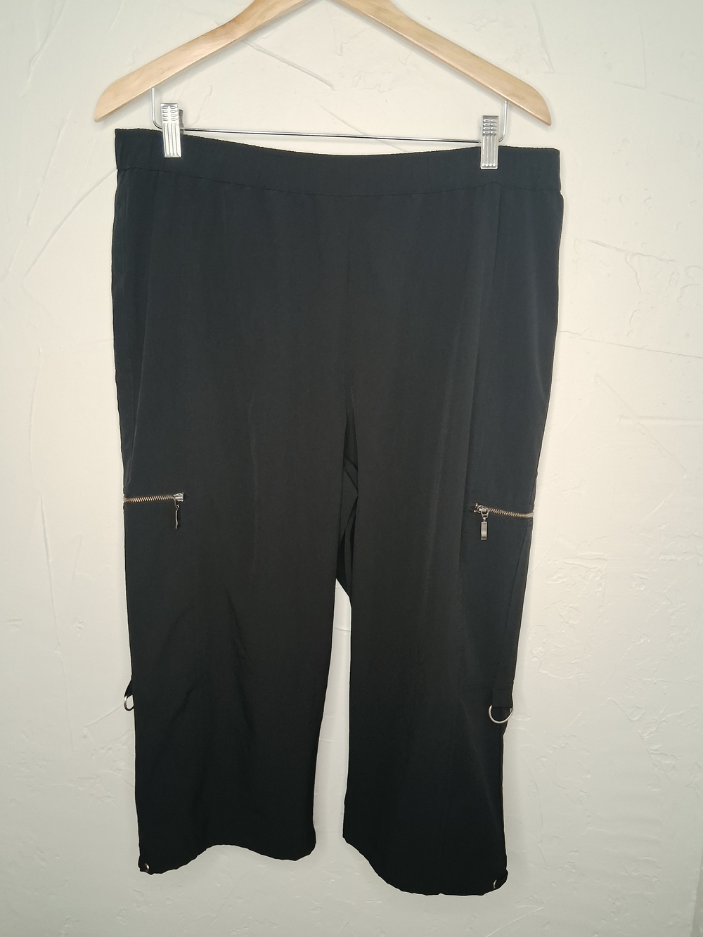 Zenergy by Chico's Black Cropped Cargo Capri Pants Size L Zip Pocket Stretch - Picture 2 of 11
